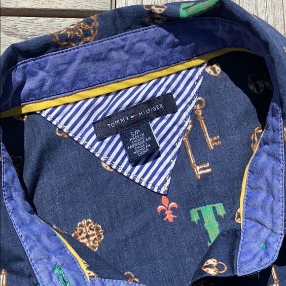 Tommy Hilfiger Women’s Navy Key Print Collared Button Down Shirt Blouse Small - Picture 9 of 9
